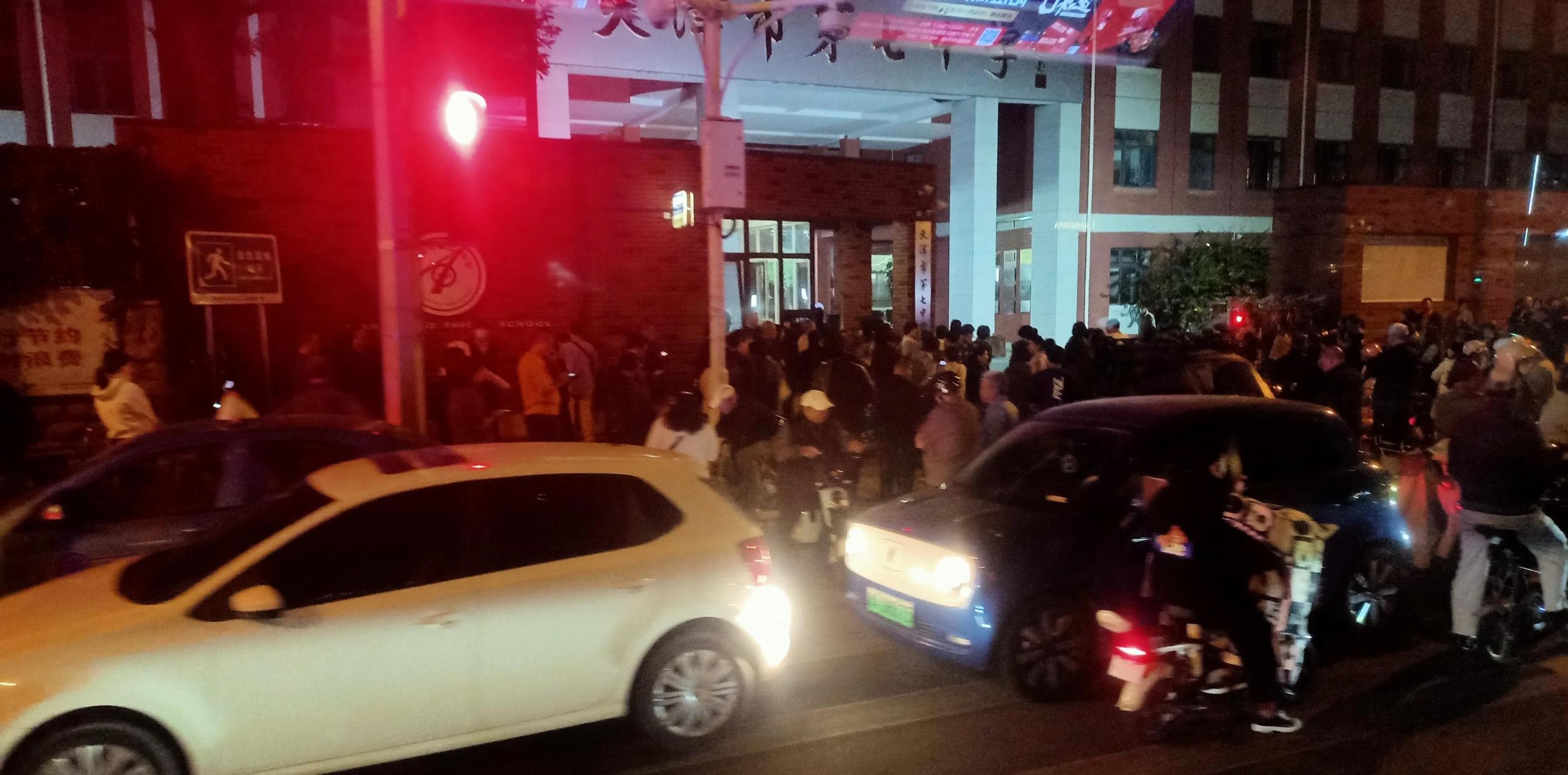 我的发现 照片摄于2023年10月8日20:30,天津市河东区第七中学门前