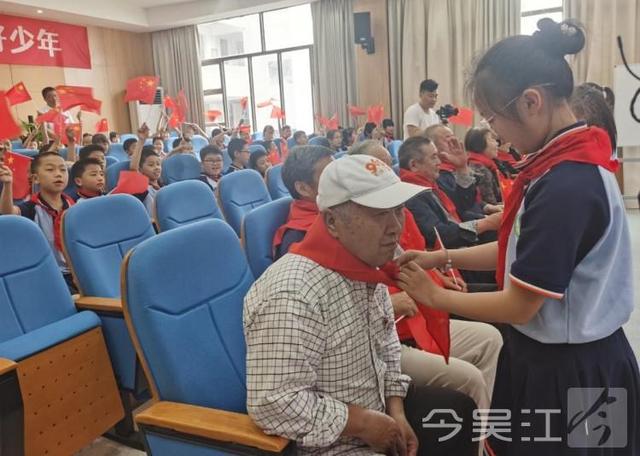 松陵小学聘请校外辅导员丰富党史教育资源