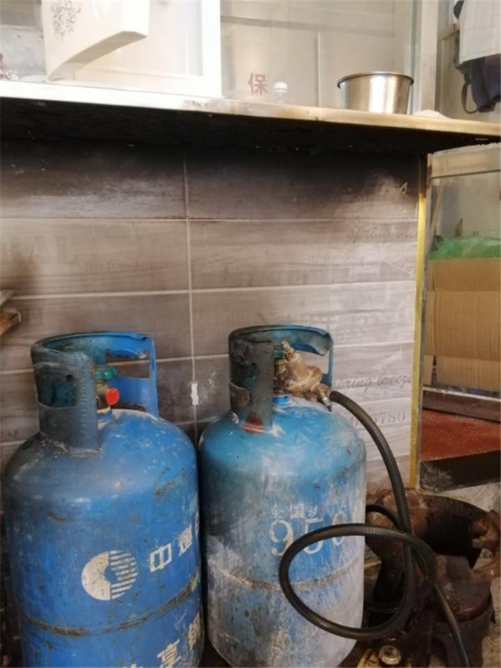 肠旺面馆厨房里的煤气罐发生燃烧