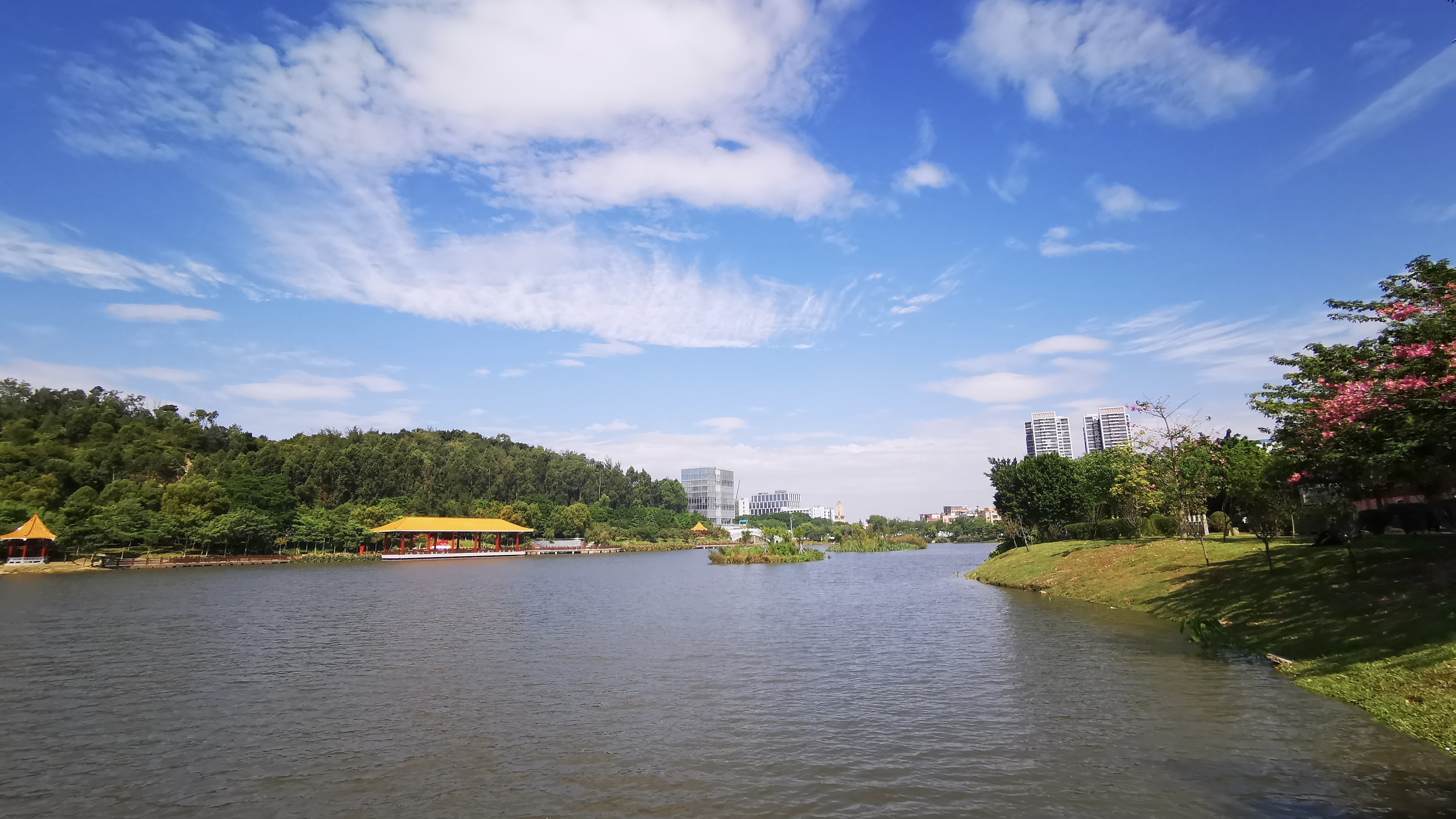 天蓝地绿水清图片