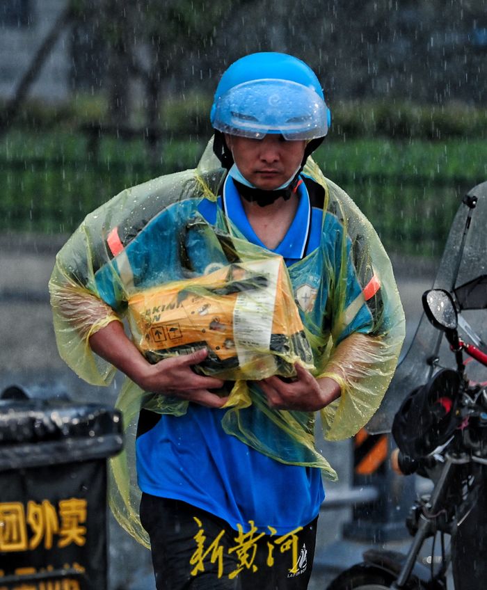 外卖小哥下雨送餐图片图片