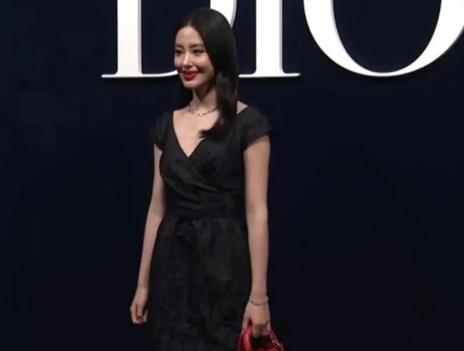 杨采钰男友疑似移情别恋?30岁的她尚未爆红,未来何去何从