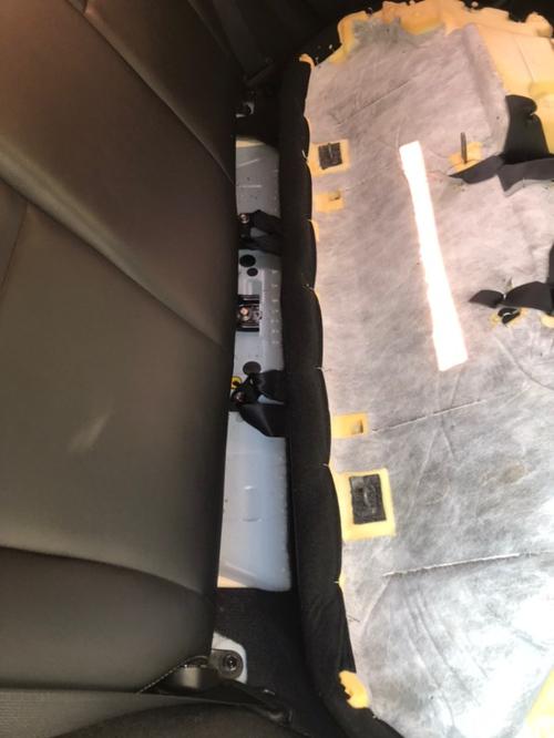 拆卸飞度后排座垫并不复杂.