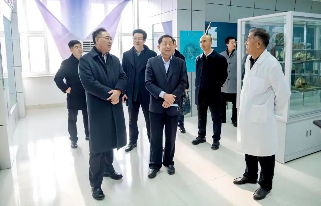 校党委副书记高云峰一行赴鄂尔多斯市一中调研交流