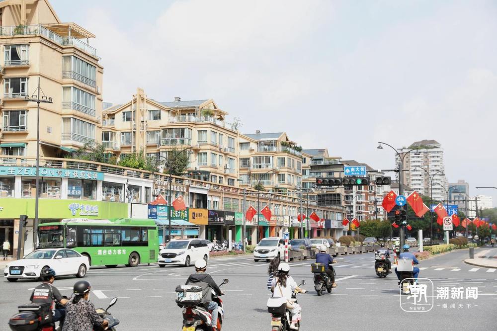 国庆临近 杭州满城"中国红"