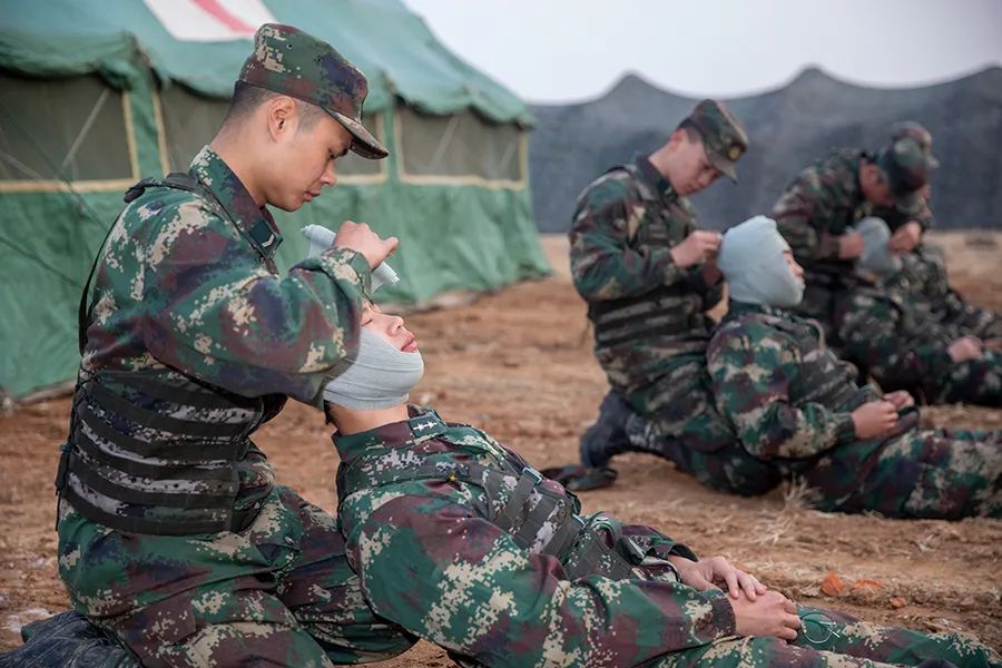 火箭军某部从难从严展开强化训练,磨砺官兵血气杀气