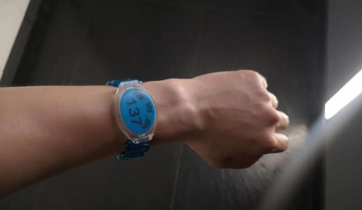 成熟男人带手牌含义