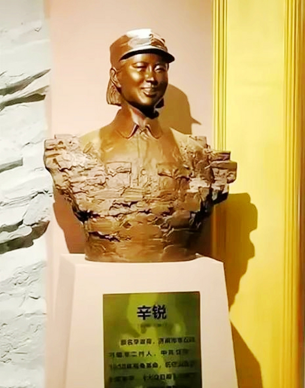 "可等他们掀开被子,却看到一个女兵手里拿着三颗手榴弹