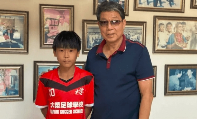 为u17打入第9球的欧阳嘉鑫被称为"深圳梅西",徐根宝赞其超武磊