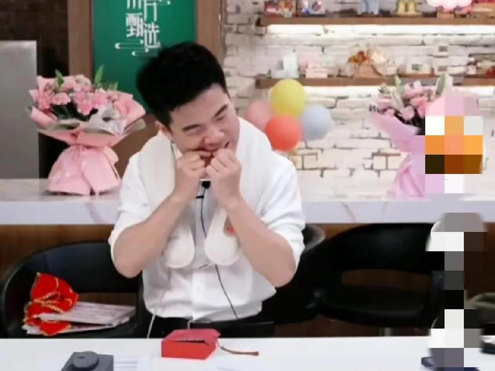 当时,董老师拿着银手镯,说道