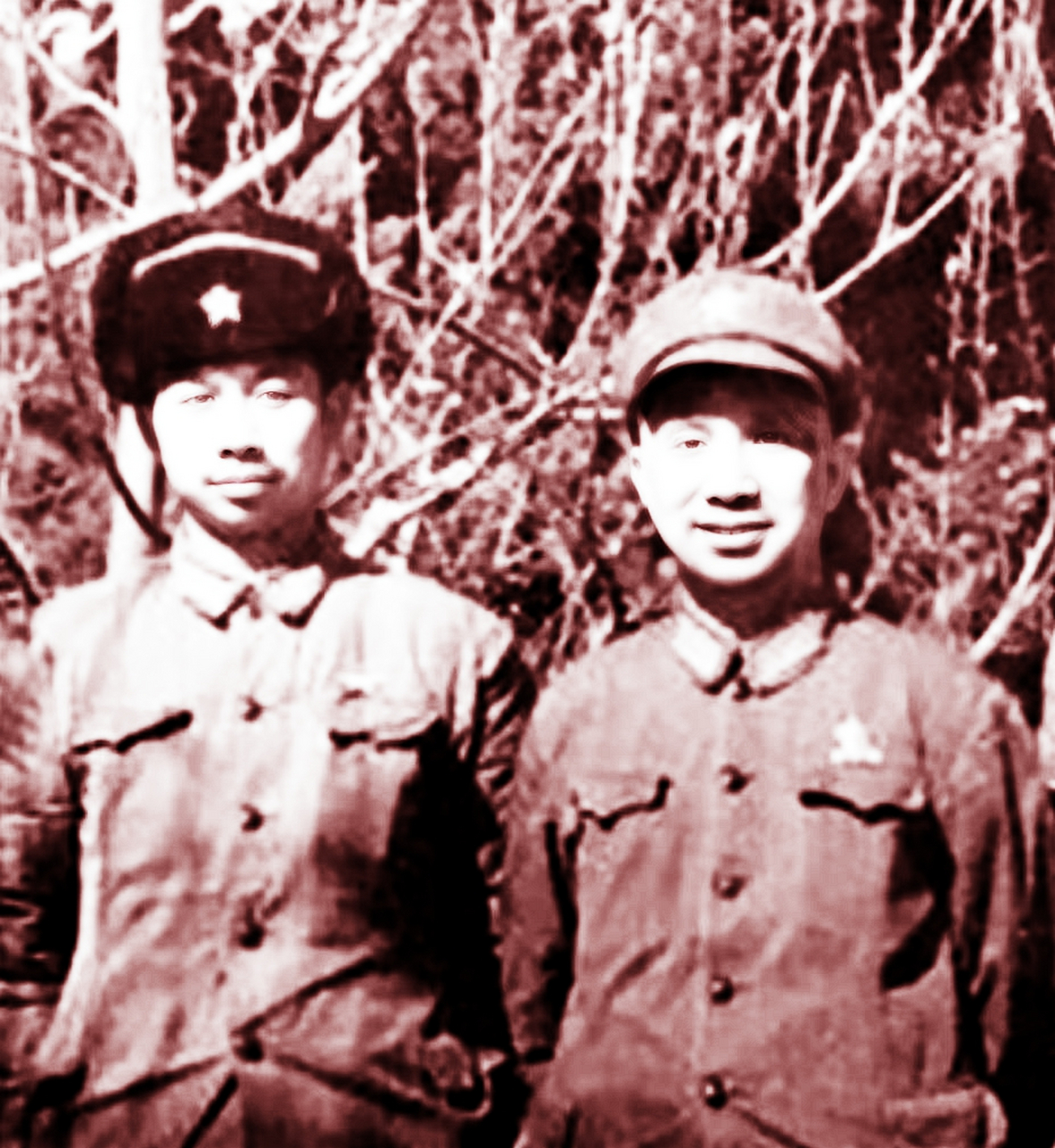 这是粟裕将军和他儿子粟戎生的照片,他们的眉毛很像.