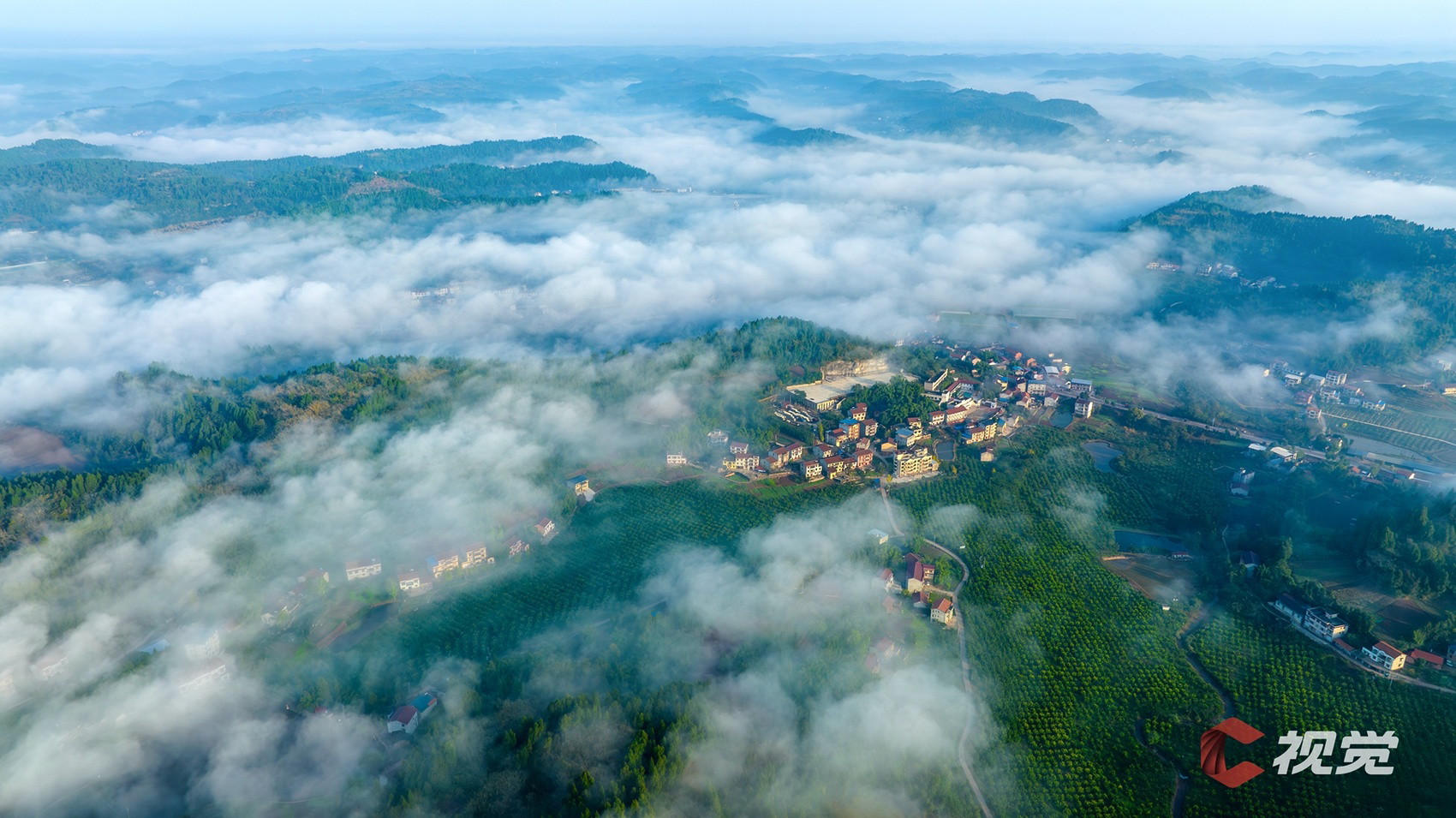 c视觉·航拍四川90︱瞰山乡冬日图:红日映山河 云雾绕城乡