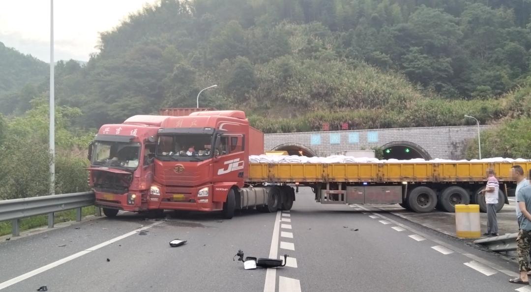 惊险!高速公路上掉头,两半挂车当场"脸贴脸"