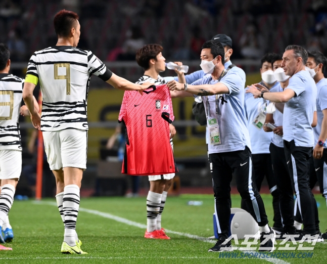 7分钟,2-0!韩国轰塌亚洲头号弱旅,中超锋霸破门,上演感人一幕