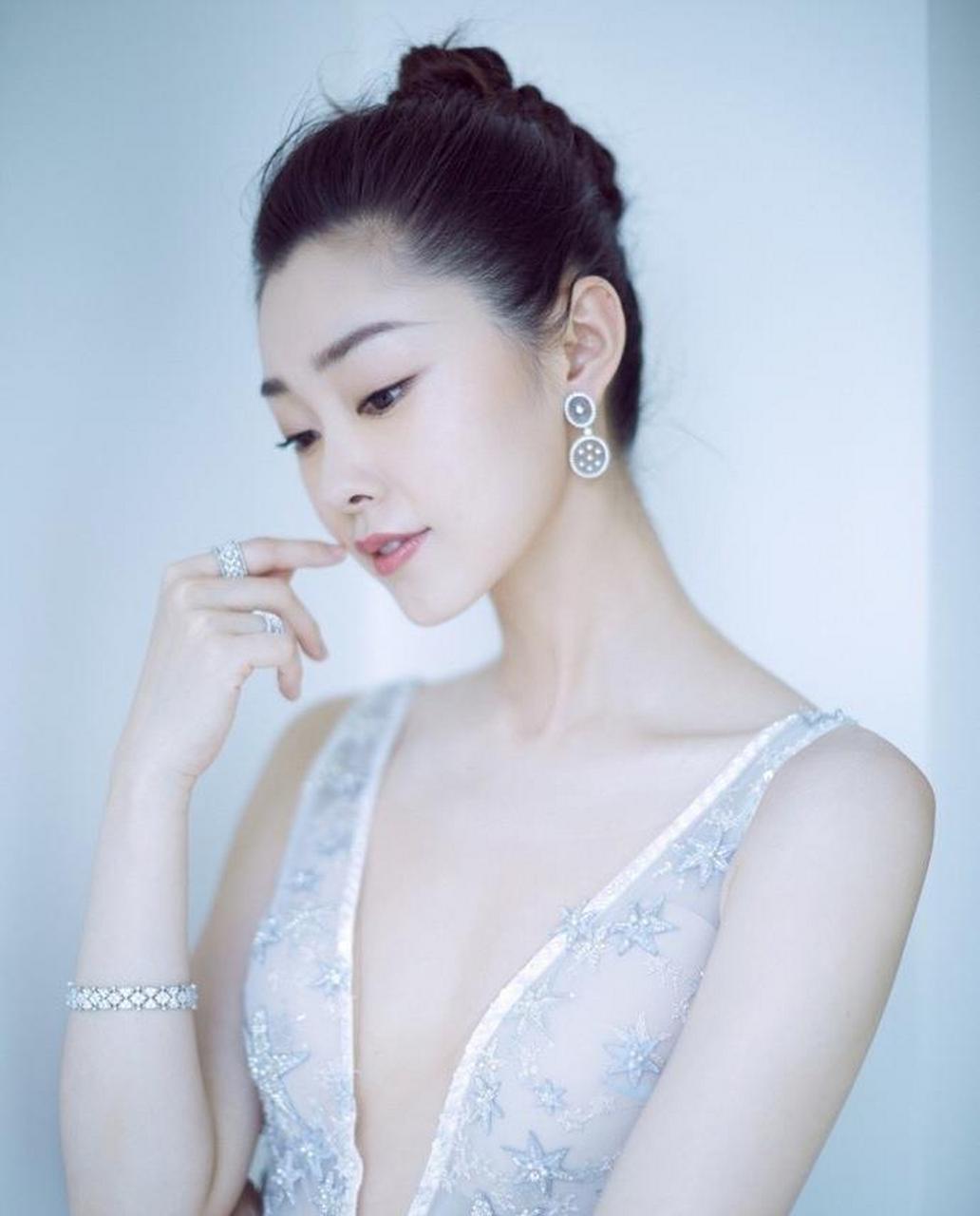 宋轶一袭蓝色纱裙礼服仙气十足前后深v大秀天鹅颈举手投足优雅迷人