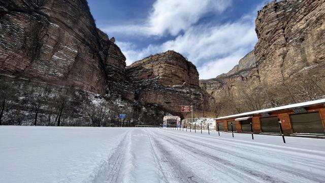 河南林州:太行大峡谷首场雪美成了童话世界