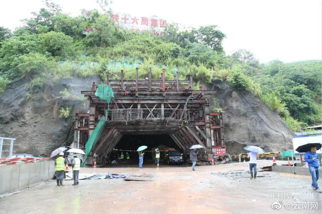 玉磨鐵路王崗山隧道發生坍塌事故,4人被困