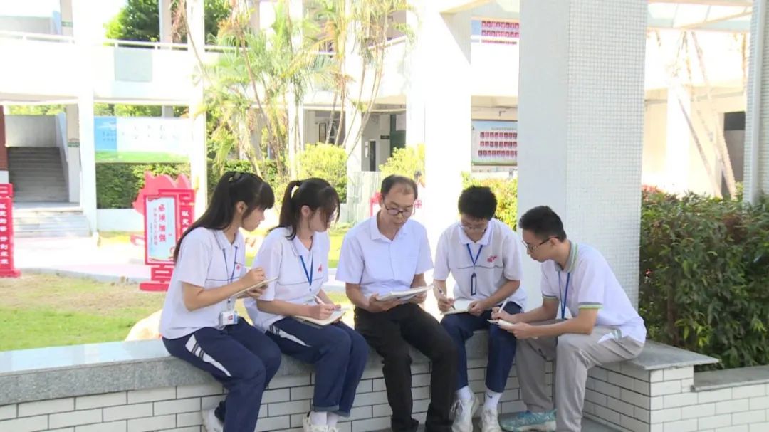 「奋进新征程 建功新时代」郑东龙:以德育人馨满园