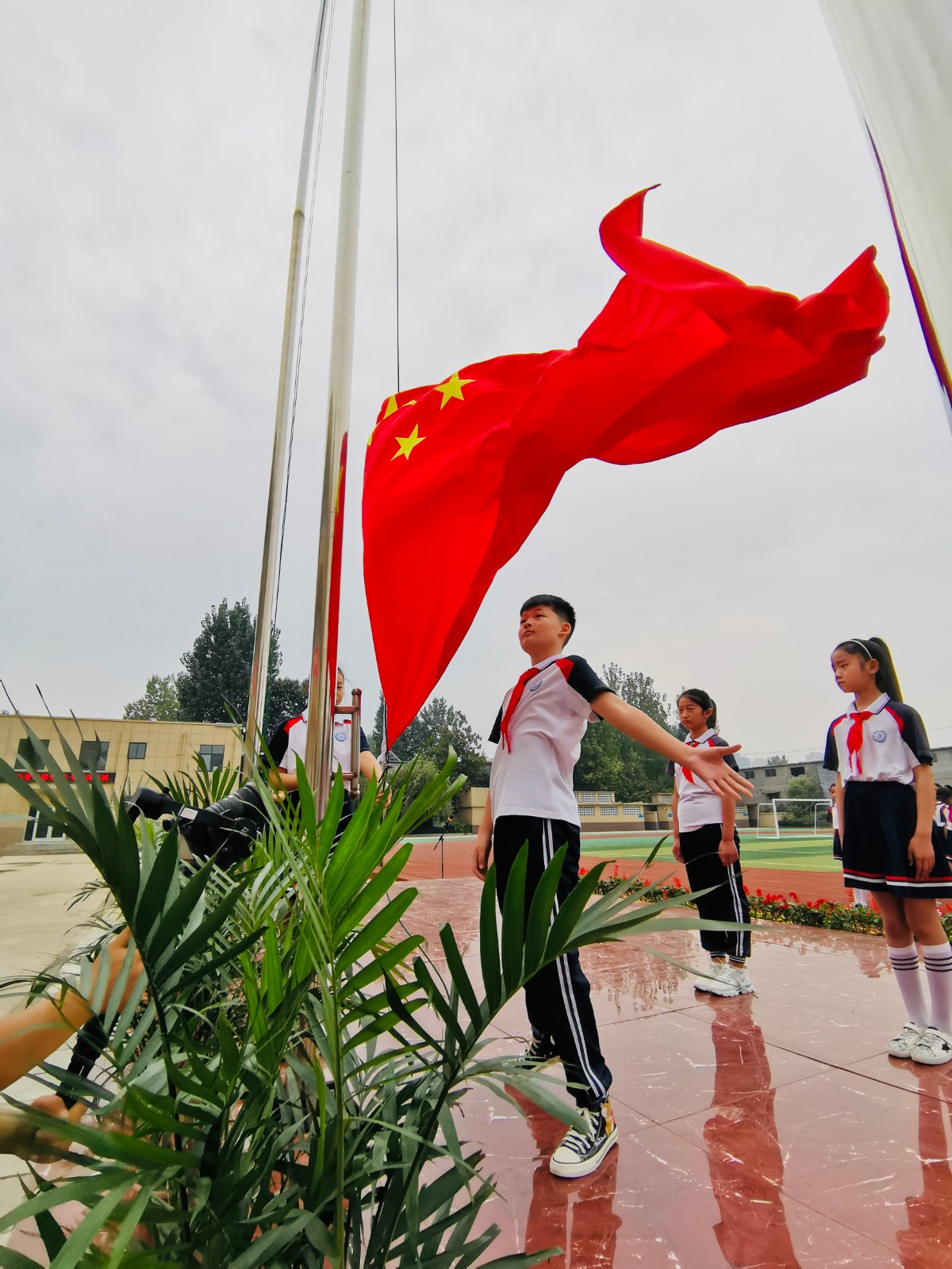 薛城区泰山路小学举办青少年爱国主题绘画活动