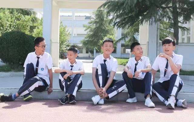 贵族学校教师:这些学生们的零花钱都比我工资多,但我很同情他们