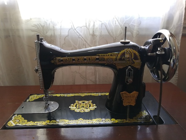 老式缝纫机"罢工"何处可修?记者帮老伯找到实体维修点