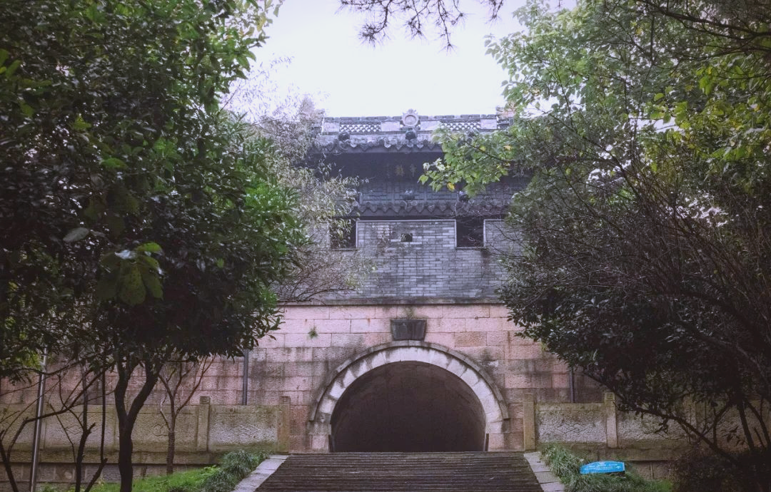 在慈溪的繁华之中,峙山公园以它巍峨的姿态,静默地守护着这座城市的