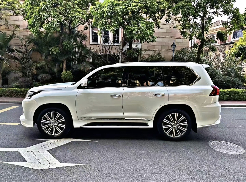 另外,目前市场上有新款lx570出售,其售价为1733万元.这款车是一款