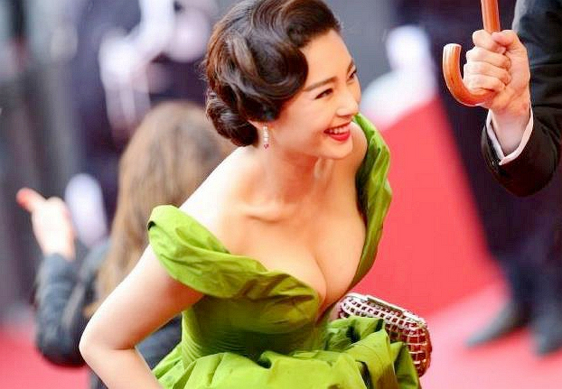 穿着绿色连衣裙出席红毯的张雨绮,那一天太开心了.