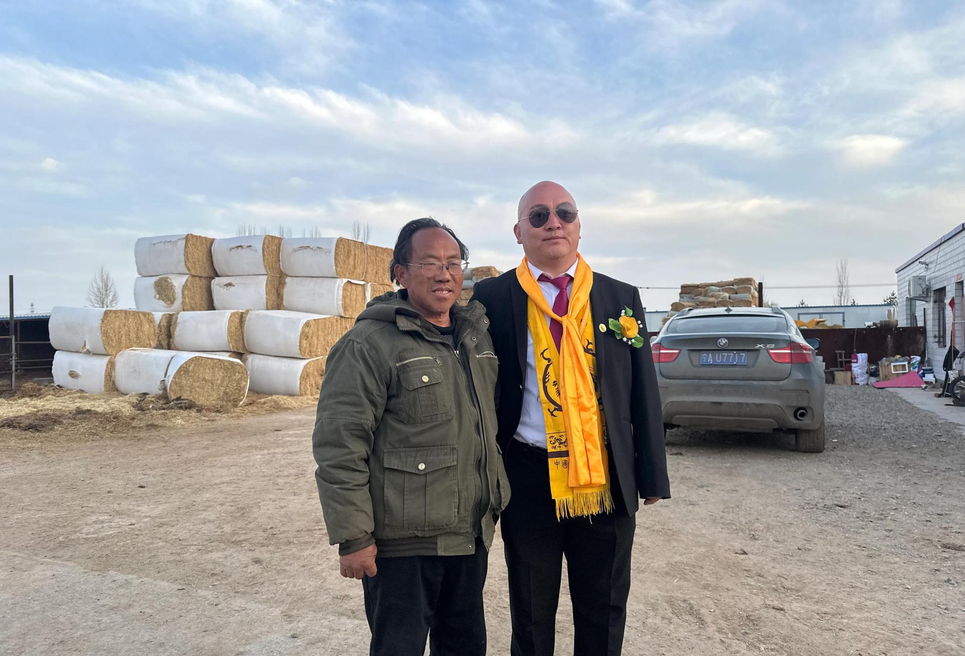 少华集团董事长高海军一行再次到马家滩看望孙国友植树造林活动