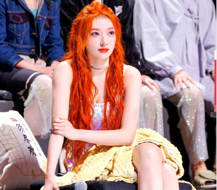 程潇在《了不起舞社》摔倒骨折,依然坚守舞台,网友:打脸徐怀钰