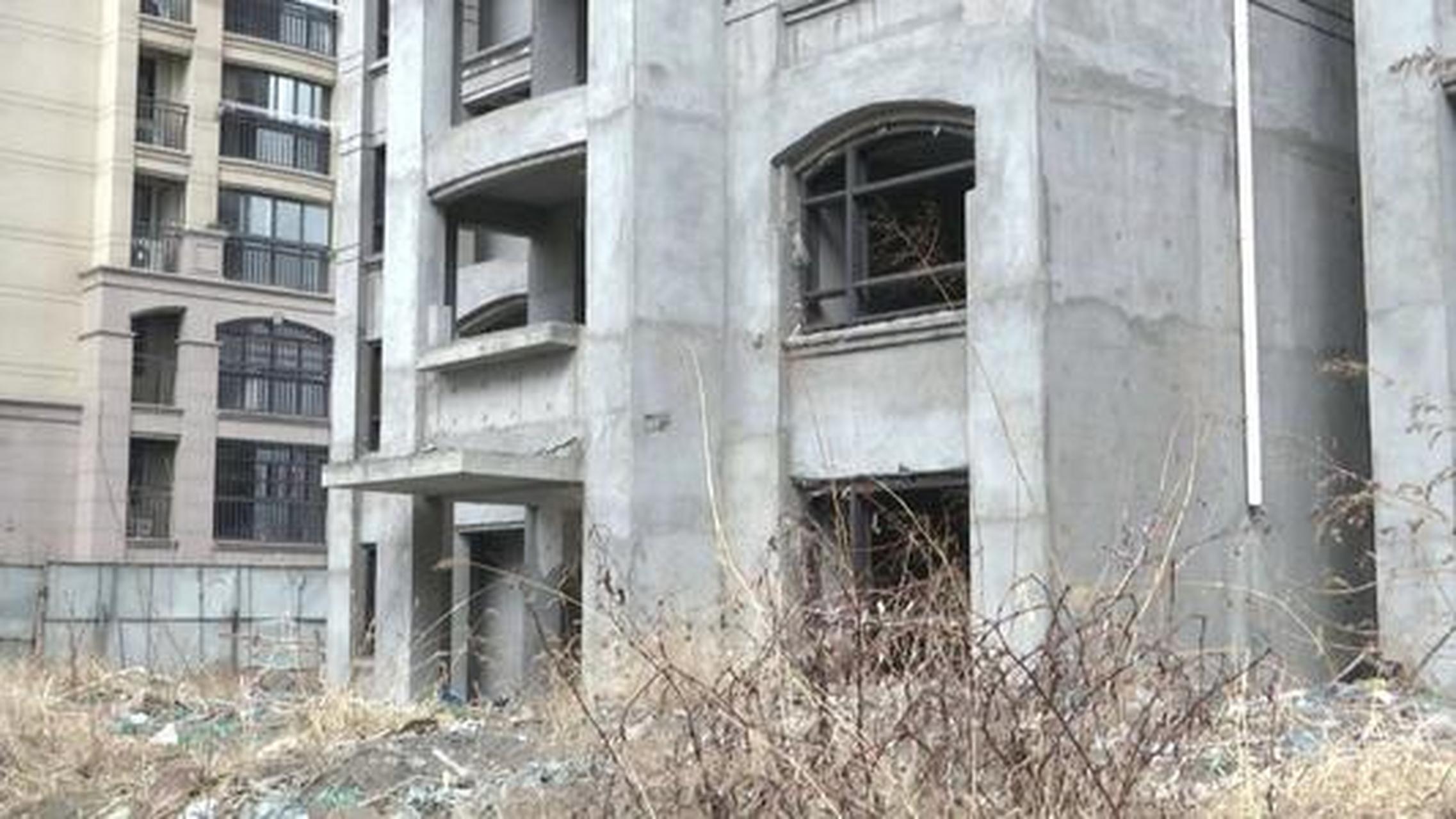 网友说:14年交钱购买的郑州清华城的房子,承诺18年年底交房,现在都