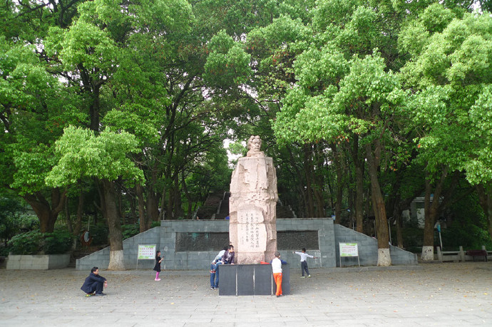 施洋烈士墓图片