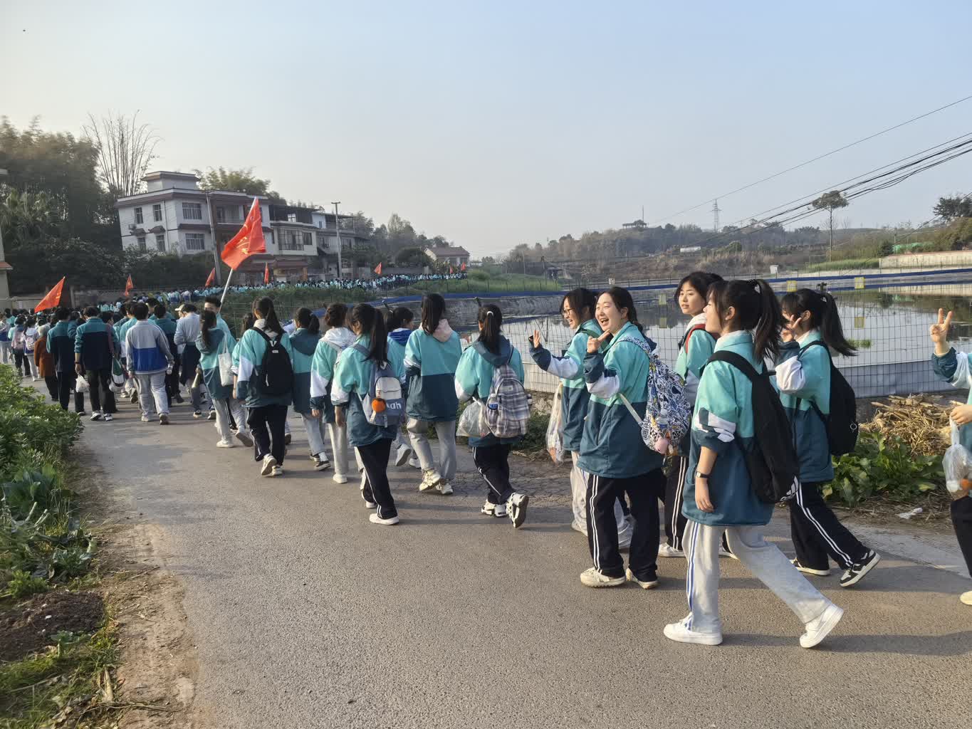 荣县玉章高级中学校开展第九届远足暨国防教育活动