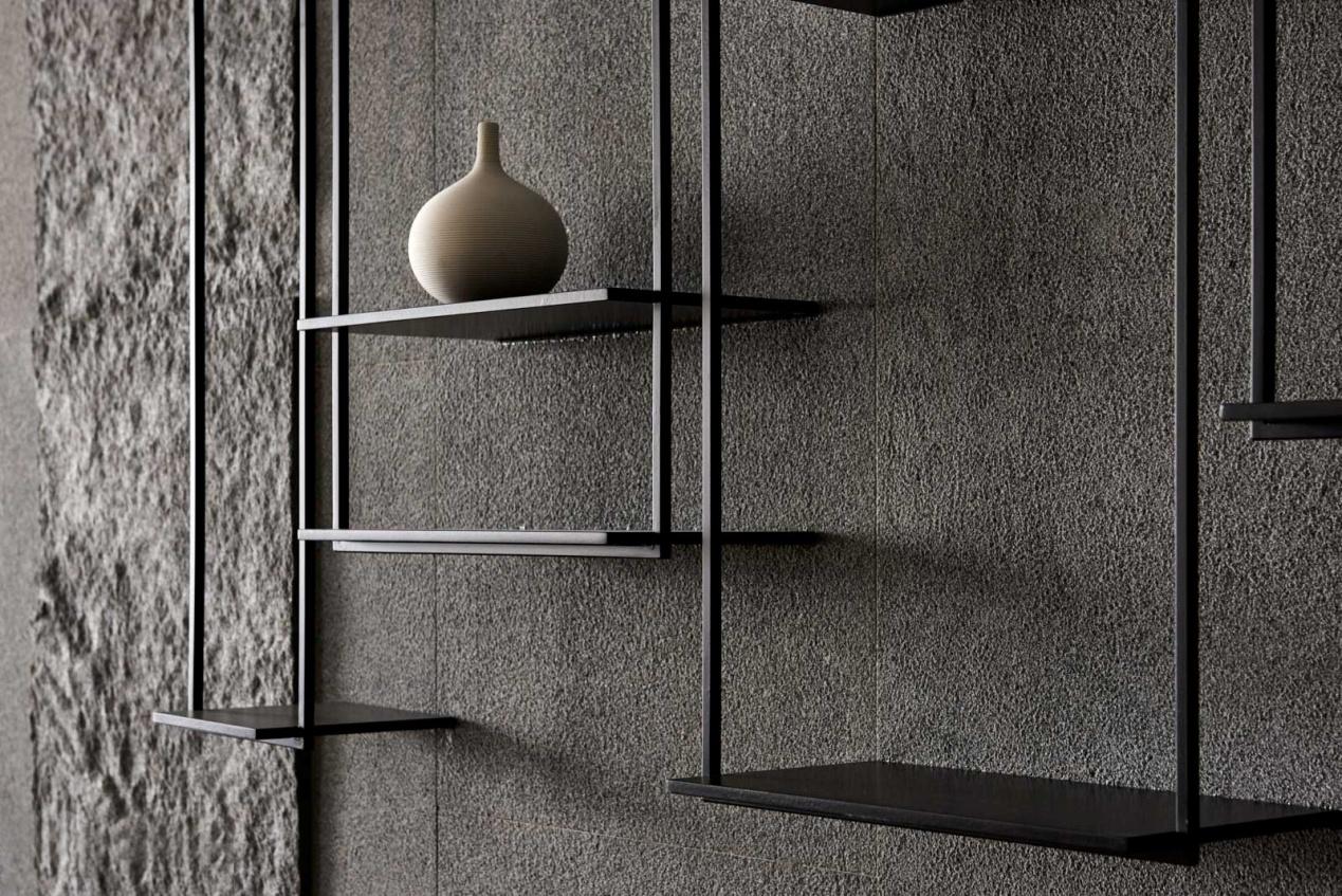 墙面以轻柔的灰色,棕色原木纹路地板,墙面干练的黑色线条和自然的肌理