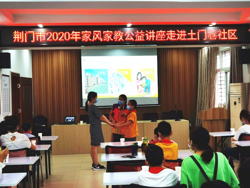 心手相牵共成长一一白云路小学组织学生参加暑期儿童关爱服务活动