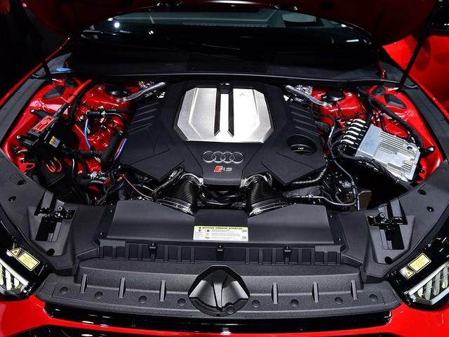 奥迪rs7,作为奥迪a7的高性能版车型,配备了一台0升v8双涡轮增压发动机
