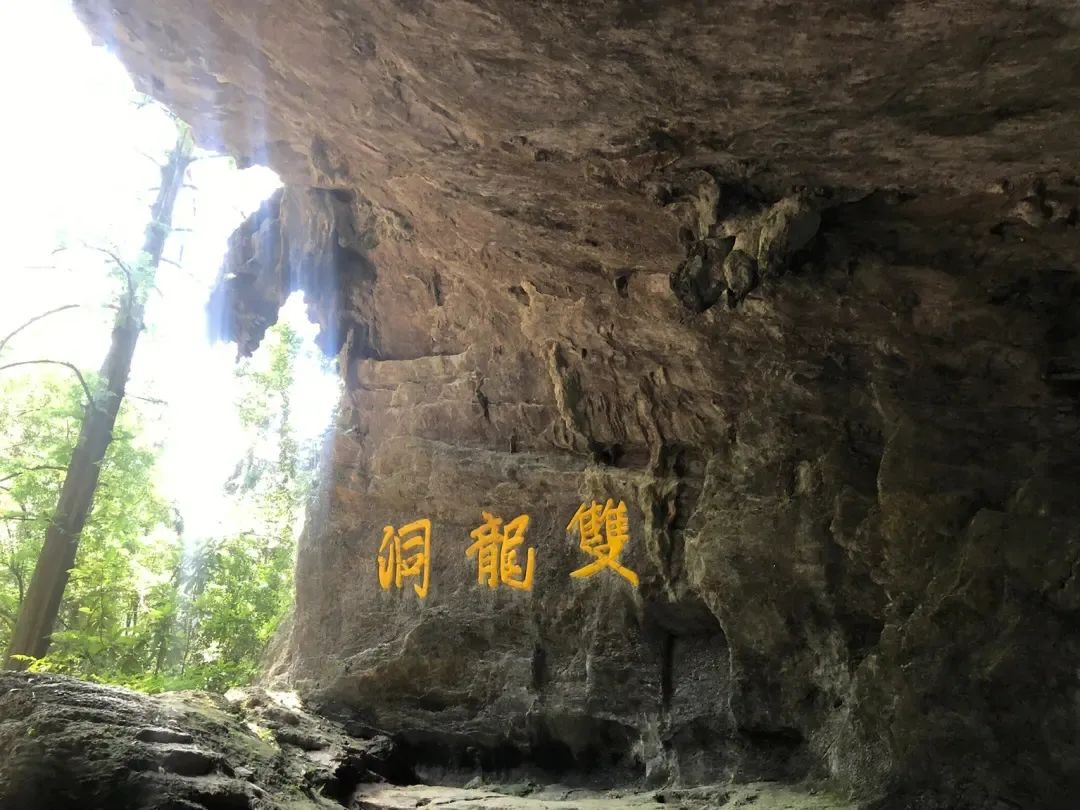 昆 明公元1638年5月,徐霞客從滇南勝境關進入雲南,在昆明暢遊太華山