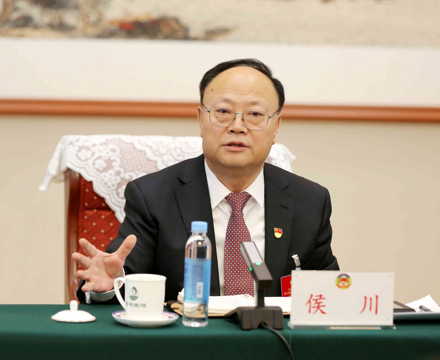 侯川参加市政协九届一次会议分组讨论