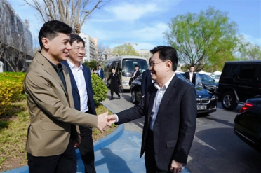 新加坡副总理到访百度！试乘萝卜快跑直竖大拇指点赞