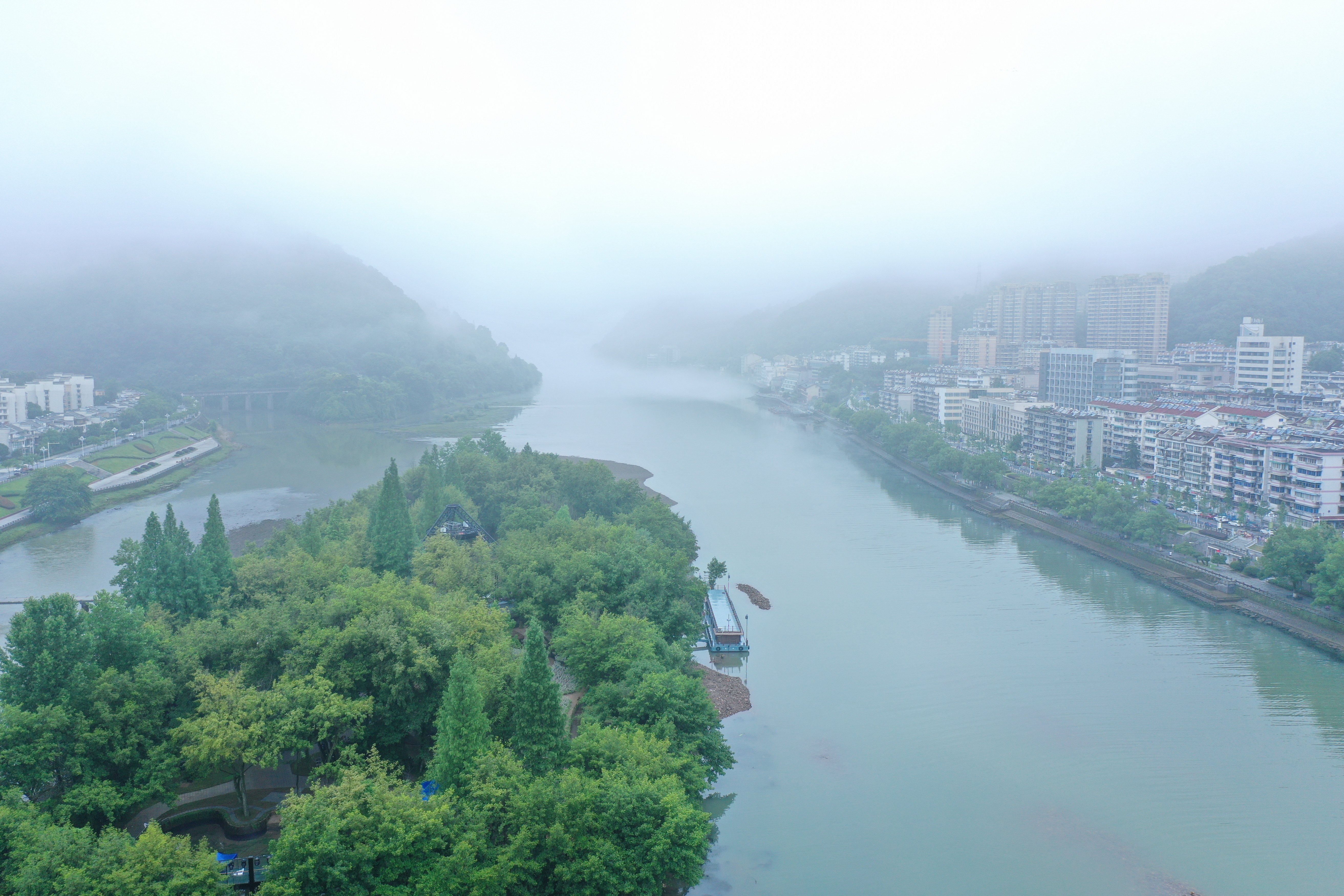 新安江上白沙奇雾