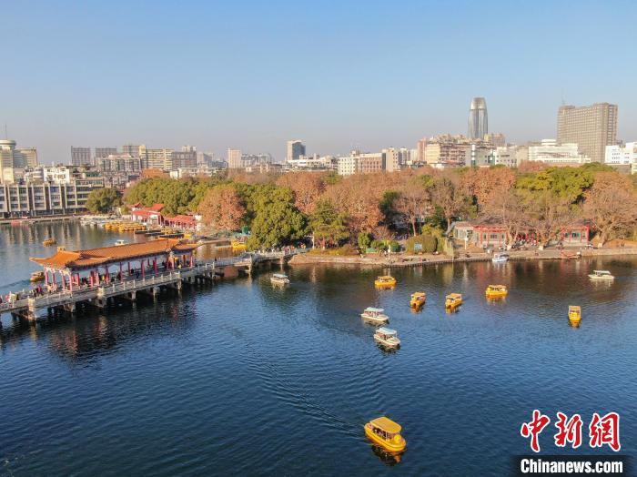 航拍江西南昌八一公园 市民沐浴冬日暖阳游玩享悠闲周末