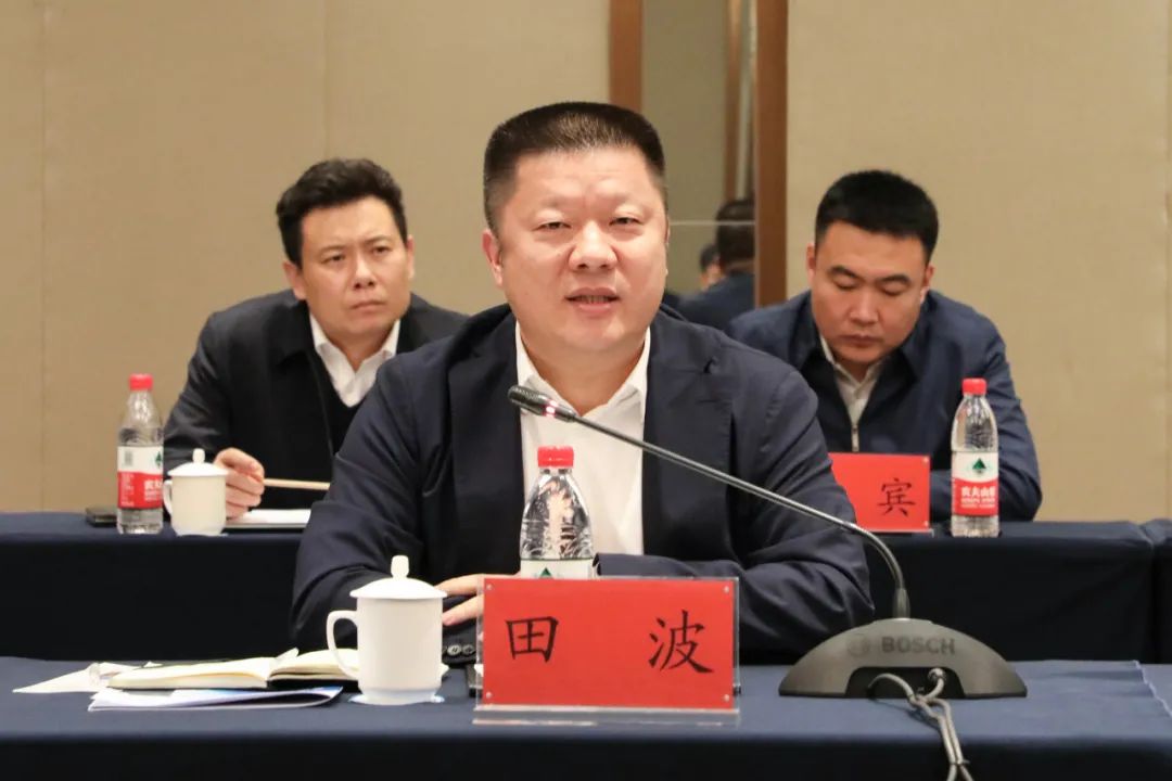 中国中铁党委常委,副总裁刘宝龙与贵州茅台集团党委书记,董事长丁雄军