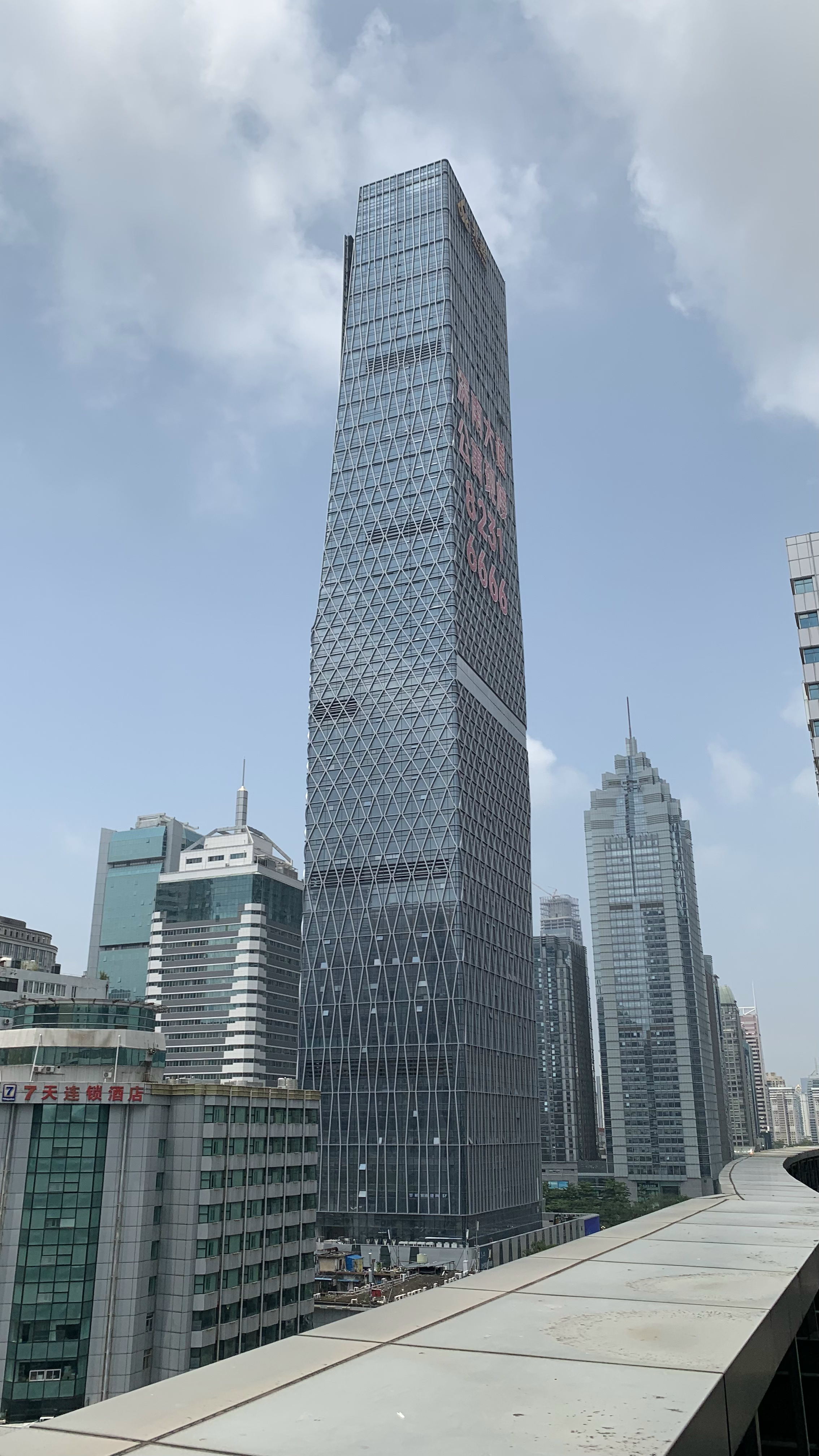 深圳市罗湖区深南大道两旁风景,阳光明媚