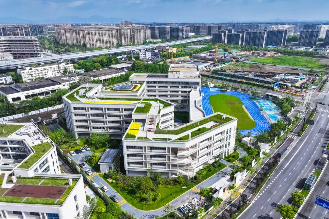 杭州市笕桥中学坐落于杭州市上城区笕桥街道蔡阳路,位于城东新
