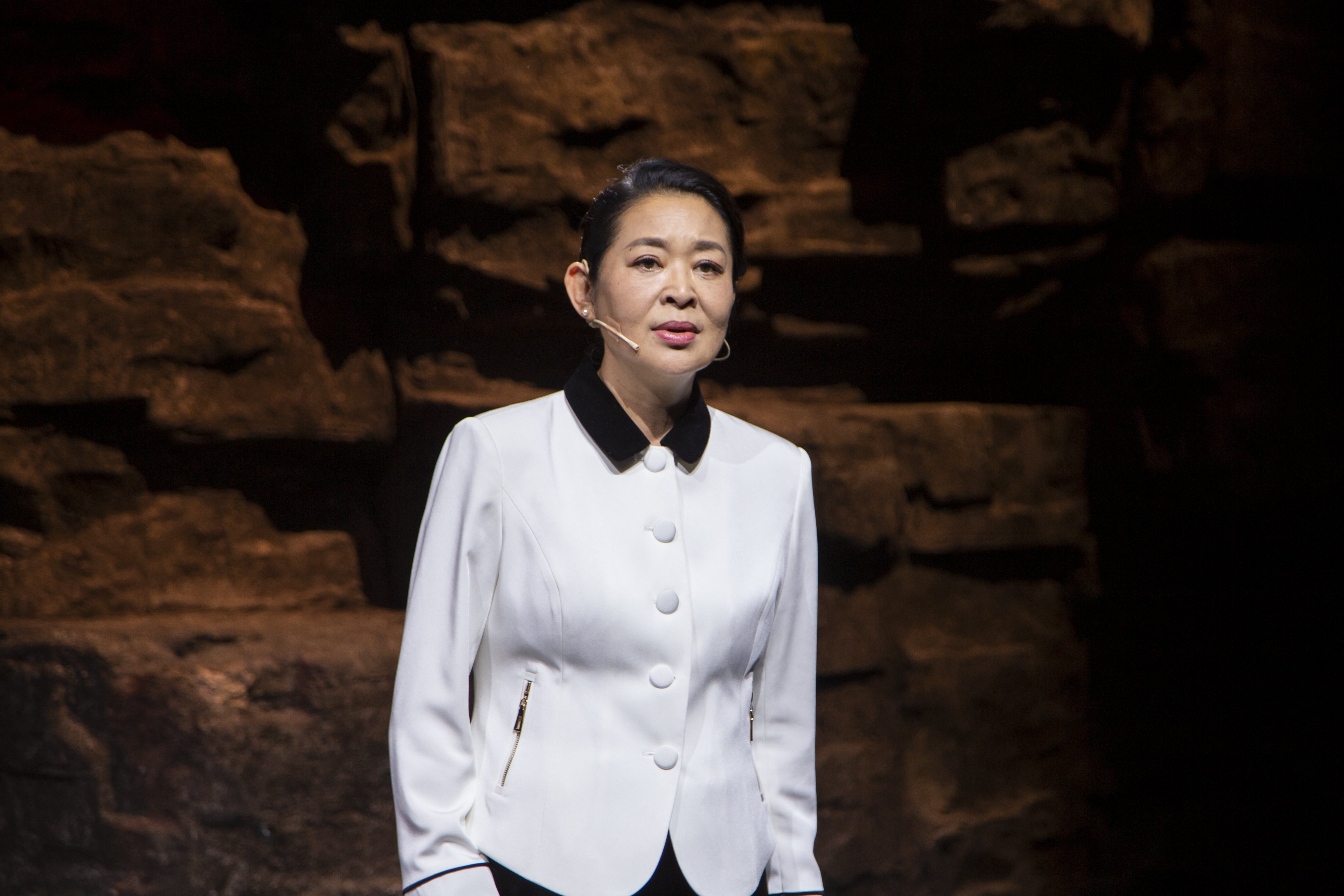 《大幕开启》倪萍一声呐喊泪洒舞台