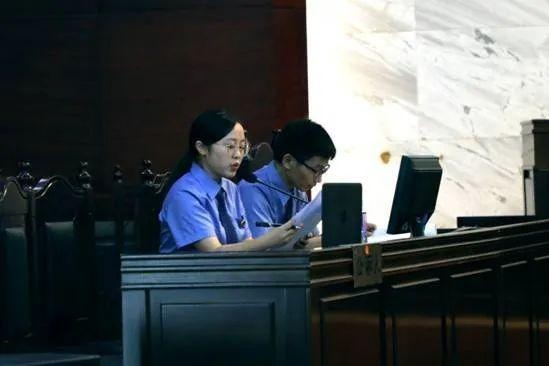 保靖县人民检察院提起公诉的彭宵,彭绍万等18人涉恶案一审开庭