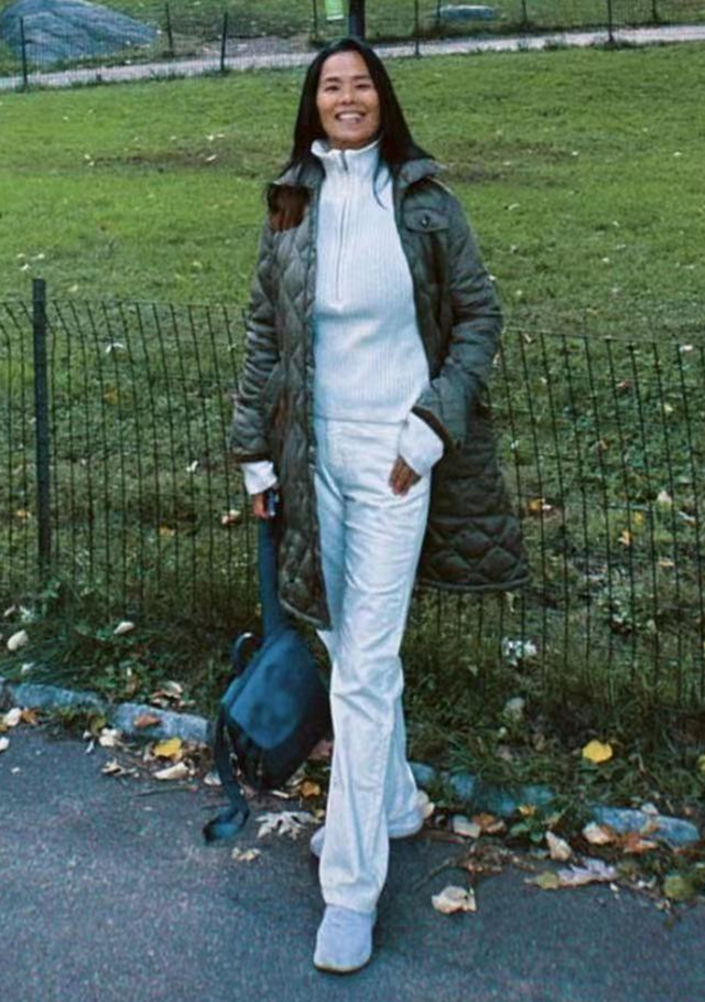 59岁韦唯近况!在纽约庆生,自曝奇迹生还,3个混血儿子集体出镜