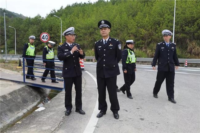 贺州:副市长黄锦活看望慰问春节坚守岗位公安人员