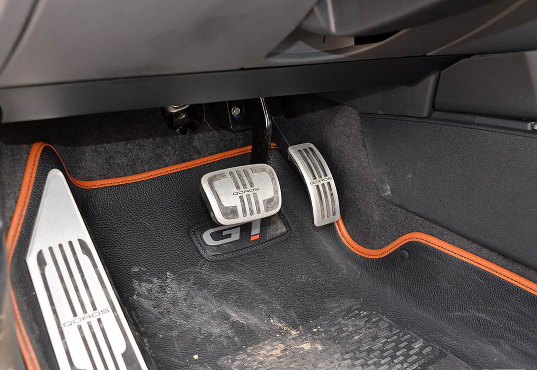 三个踏板分别是什么?踩油门的时候踩离合会怎么样?