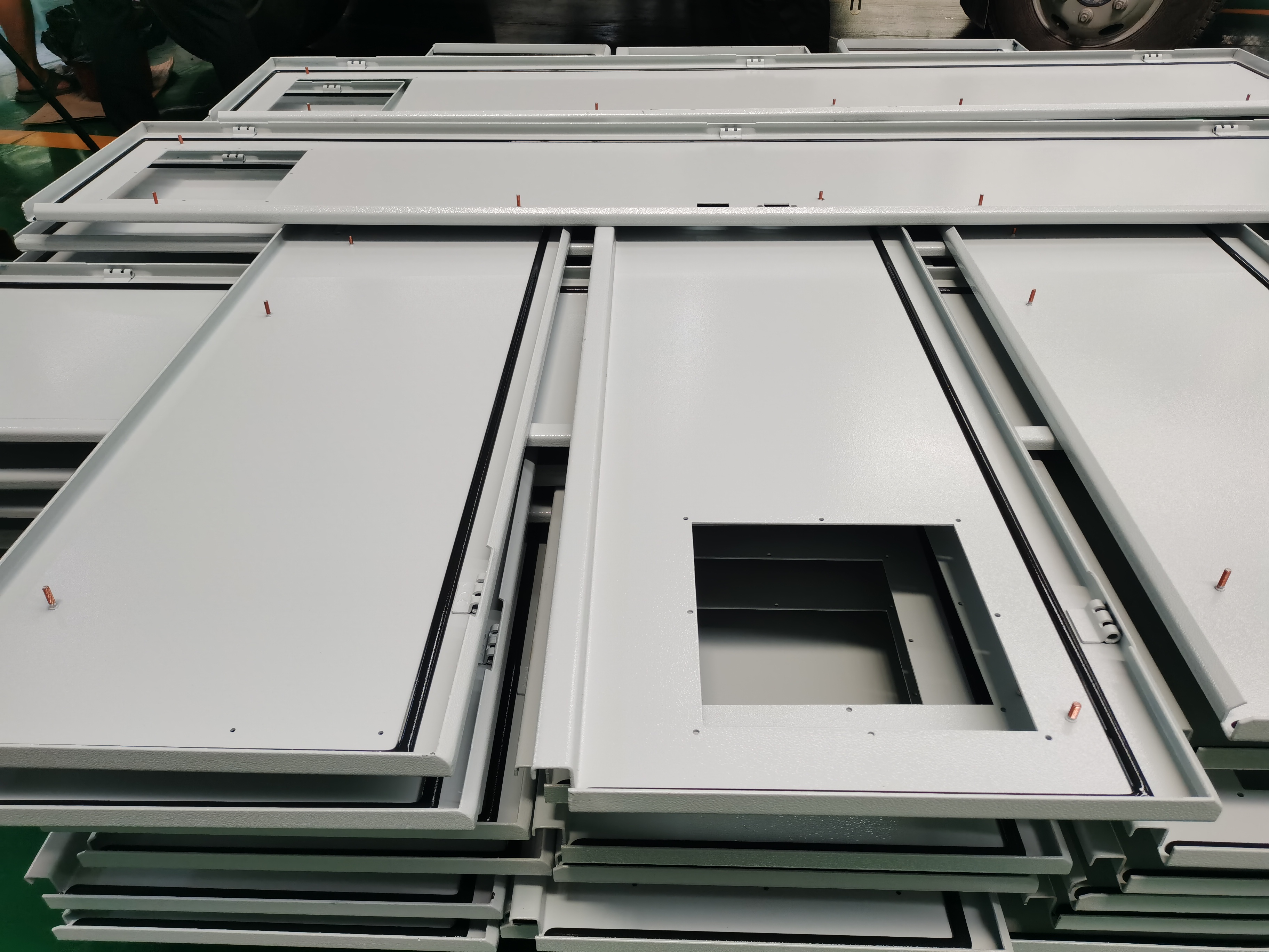 机柜密封发泡设备多少钱?配电柜密封条材质是什么?